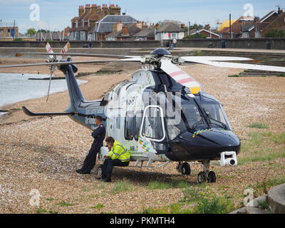 Sheerness, Kent, Großbritannien. 14 Sep, 2018. Das Kent Air Ambulance landete auf Sheerness Strand um 14.30 Uhr am Nachmittag zwei Krankenwagen an einem Vorfall in der James Street, Sheerness zu unterstützen. Die Air Ambulance ging bei 3 Uhr, mit dem Unfall Medway Maritime Krankenhaus von der Straße genommen. Credit: James Bell/Alamy leben Nachrichten Stockfoto