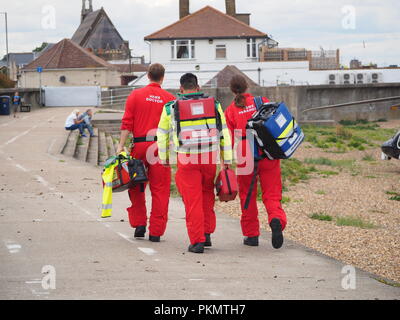 Sheerness, Kent, Großbritannien. 14 Sep, 2018. Das Kent Air Ambulance landete auf Sheerness Strand um 14.30 Uhr am Nachmittag zwei Krankenwagen an einem Vorfall in der James Street, Sheerness zu unterstützen. Die Air Ambulance ging bei 3 Uhr, mit dem Unfall Medway Maritime Krankenhaus von der Straße genommen. Credit: James Bell/Alamy leben Nachrichten Stockfoto