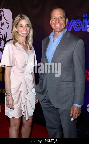 Emily Smith, Steve Guttenberg in der Ankunftshalle für Freestyle Loslassen grösser Weltpremiere, Orleans Arena, Las Vegas, NV 13. September 2018. Foto: MORA/Everett Collection Stockfoto