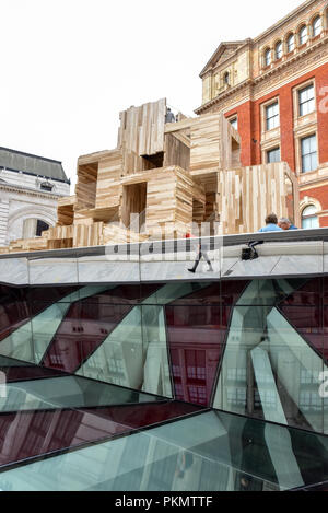 V&A, South Kensington, London, Großbritannien. 14. September 2018. Waugh Thistleton Architects und Arup in Zusammenarbeit mit der American Hardwood Export Council zu schaffen, sich zu vermehren, eine interaktive Modulare labyrinthartigen Installation in der sackler Innenhof an der V&A. Quelle: Matthew Chattle/Alamy leben Nachrichten Stockfoto