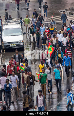 Addis Abeba, Äthiopien. 14. September 2018. Oromo Jugend (Qeerroo) nehmen sie zu den Straßen von Piassa in Addis Abeba, Äthiopien mit der Oromo Liberation Front (ONEG) politische Partei Flagge am 14. September 2018 Quelle: David Kirba/Alamy leben Nachrichten Stockfoto