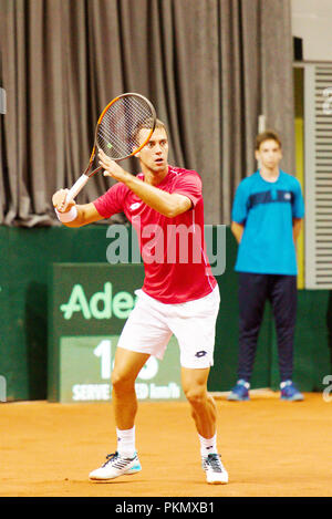 Kraljevo, Serbien. 14. September 2018. Laslo Djere von Serbien in Aktion in der ersten singles Match des Davis Cup 2018 Tennis World Group Play-off-Runde auf sportski Zentrum Ibar in Kraljevo, Serbien. Credit: karunesh Johri/Alamy Leben Nachrichten. Stockfoto