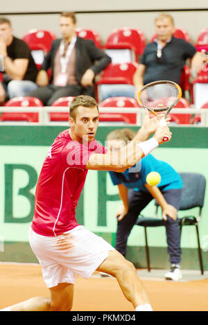 Kraljevo, Serbien. 14. September 2018. Laslo Djere von Serbien in Aktion in der ersten singles Match des Davis Cup 2018 Tennis World Group Play-off-Runde auf sportski Zentrum Ibar in Kraljevo, Serbien. Credit: karunesh Johri/Alamy Leben Nachrichten. Stockfoto