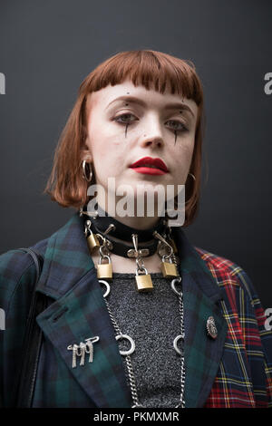 London, Großbritannien. 14. September, 2018. London Fashion Week. Designer, Journalisten, Blogger und Mode Schüler kommen tragen individuelle Kreationen für die verschiedenen Veranstaltungen und Events. Credit: Guy Corbishley/Alamy leben Nachrichten Stockfoto