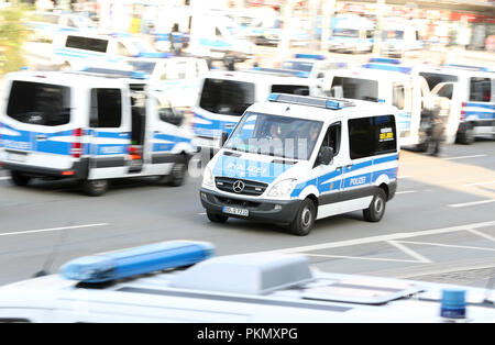 Chemnitz, Sachsen. 14 Sep, 2018. 14. September 2018, Deutschland, Chemnitz: Polizei vor Beginn einer Demonstration von der rechtspopulistischen Bewegung Pro Chemnitz. Credit: - - -/dpa/Alamy leben Nachrichten Stockfoto