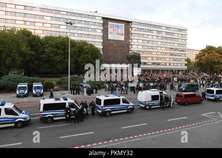 Chemnitz, Sachsen. 14 Sep, 2018. 14. September 2018, Deutschland, Chemnitz: Teilnehmer einer Demonstration der rechtspopulistischen Bewegung Pro Chemnitz vor der Karl-Marx-Monument zu sammeln. Credit: - - -/dpa/Alamy leben Nachrichten Stockfoto