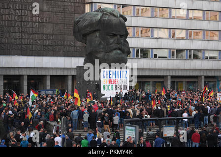 Chemnitz, Sachsen. 14 Sep, 2018. 14. September 2018, Deutschland, Chemnitz: Teilnehmer einer Demonstration der rechtspopulistischen Bewegung Pro Chemnitz vor der Karl-Marx-Monument zu sammeln. Credit: - - -/dpa/Alamy leben Nachrichten Stockfoto