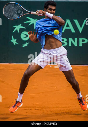 Kraljevo Sportstätte, Kraljevo, Serbien. 14 Sep, 2018. Tennis Davis Cup World Group, Play-off, Serbien gegenüber Indien; Pranesh Gunneswaran (IND) liefert Credit: Aktion plus Sport/Alamy leben Nachrichten Stockfoto