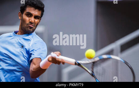 Kraljevo Sportstätte, Kraljevo, Serbien. 14 Sep, 2018. Tennis Davis Cup World Group, Play-off, Serbien gegenüber Indien; Pranesh Gunneswaran (IND) liefert Credit: Aktion plus Sport/Alamy leben Nachrichten Stockfoto