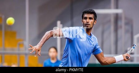 Kraljevo Sportstätte, Kraljevo, Serbien. 14 Sep, 2018. Tennis Davis Cup World Group, Play-off, Serbien gegenüber Indien; Pranesh Gunneswaran (IND) liefert Credit: Aktion plus Sport/Alamy leben Nachrichten Stockfoto