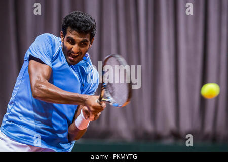 Kraljevo Sportstätte, Kraljevo, Serbien. 14 Sep, 2018. Tennis Davis Cup World Group, Play-off, Serbien gegenüber Indien; Pranesh Gunneswaran (IND) liefert Credit: Aktion plus Sport/Alamy leben Nachrichten Stockfoto