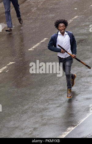 Addis Abeba, Äthiopien. 14. September 2018. Ein junger Mann aus Oromo verjagt werden von Anwohnern in der Piassa Bereich von Addis Abeba, da sie eine Menge der Oromo Jugend, die auf den Straßen mit der Oromo Liberation Front (OLF) politische Partei Flagge nahm zerstreuen. Quelle: David Kirba/Alamy leben Nachrichten Stockfoto