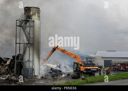 Salo, Finnland. September 14, 2018. Feuer zerstört 5.000 Quadratmetern Produktions- und Büroflächen der Finnischen Kerze Hersteller Kynttila-Tuote Oy. 200 Tonnen Paraffin erhielt im Gebäude, die giftig, dichten Rauch und Anwohner in der unmittelbaren Umgebung erzeugt gebrannt wurden evakuiert. Die Ausbreitung eines Brandes im Lager blockiert wurde. Credit: Taina Sohlman/Alamy leben Nachrichten Stockfoto