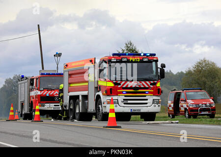 Salo, Finnland. September 14, 2018. Feuer zerstört 5.000 Quadratmetern Produktions- und Büroflächen der Finnischen Kerze Hersteller Kynttila-Tuote Oy. 200 Tonnen Paraffin erhielt im Gebäude, die giftig, dichten Rauch und Anwohner in der unmittelbaren Umgebung erzeugt gebrannt wurden evakuiert. Die Ausbreitung eines Brandes im Lager blockiert wurde. Credit: Taina Sohlman/Alamy leben Nachrichten Stockfoto