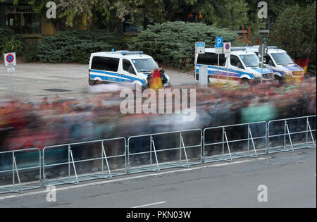 Chemnitz, Sachsen. 14 Sep, 2018. 14. September 2018, Deutschland, Chemnitz: Teilnehmer einer Demonstration der rechtspopulistischen Bewegung Pro Chemnitz Marsch durch die Stadt. Credit: - - -/dpa/Alamy leben Nachrichten Stockfoto