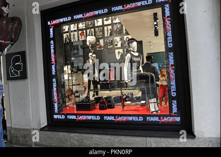 14. September 2018, Bayern, München: 14. September 2018, Deutschland, München: ein Schaufenster von der neu eröffneten Karl Lagerfeld in Maffeistrasse. Foto: Ursula Düren/dpa Stockfoto