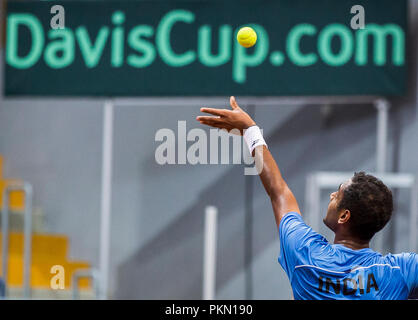 Kraljevo, Serbien. 14. September 2018, Kraljevo Sportstätte, Kraljevo, Serbien; Tennis Davis Cup World Group, Play-off, Serbien gegenüber Indien; Ramkumar Ramanathan (IND) dient der Credit: Nikola Krstic/Alamy leben Nachrichten Stockfoto