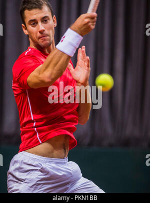 Kraljevo, Serbien. 14. September 2018, Kraljevo Sportstätte, Kraljevo, Serbien; Tennis Davis Cup World Group, Play-off, Serbien gegenüber Indien; Laslo Djere (SRB) liefert Credit: Nikola Krstic/Alamy leben Nachrichten Stockfoto