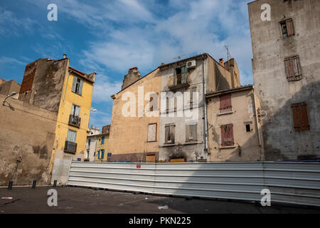 Perpignan, Frankreich, Spanien. 9 Sep, 2018. Ein metall Zaun um das Gebäude für den Abriss im historischen Viertel von Saint-Jacques benannt. Das Rathaus von Perpignan, Frankreich, hat einen neuen Rehabilitation des historischen Zentrum von Perpignan, die vor allem das Viertel Saint-Jacques betrifft neu gestartet. Es gibt Zahlreiche Plakate auf den Straßen, die fordern, dass Saint-Jacques nicht trotz den schlechten Zustand der Gebäude zerstört werden. Credit: Paco Freire/SOPA Images/ZUMA Draht/Alamy leben Nachrichten Stockfoto