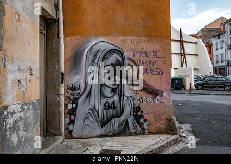 Perpignan, Frankreich, Spanien. 9 Sep, 2018. Zeichnung der Jungfrau Maria zu beten, mit dem Text für uns beten, an einer der Wände eines Gebäudes gesehen. Das Rathaus von Perpignan, Frankreich, hat einen neuen Rehabilitation des historischen Zentrum von Perpignan, die vor allem das Viertel Saint-Jacques betrifft neu gestartet. Es gibt Zahlreiche Plakate auf den Straßen, die fordern, dass Saint-Jacques nicht trotz den schlechten Zustand der Gebäude zerstört werden. Credit: Paco Freire/SOPA Images/ZUMA Draht/Alamy leben Nachrichten Stockfoto