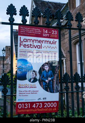 St. Mary's Parish Church, Haddington, East Lothian, Schottland, UK, 14. September 2018. Der lammermuir Festival eröffnungskonzert erfolgt mit BBC Scottish Symphony Orchestra. Festival Plakat auf die Tore von den Kirchhof Stockfoto