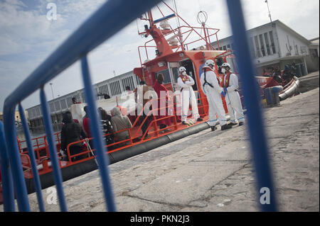 Malaga, Malaga, Spanien. 14 Sep, 2018. Migranten gesehen, stehend auf einem Rettungsboot durch Helfer überwacht wird nach gerettet werden. Mitglieder der Spanischen Seeverkehrssicherheit insgesamt 64 Migranten an Bord eines Beiboot von Alboran See gerettet und in Malaga Hafen gebracht, wo sie durch das Spanische Rote Kreuz unterstützt wurden. Credit: Jesus Merida Luque/SOPA Images/ZUMA Draht/Alamy leben Nachrichten Stockfoto