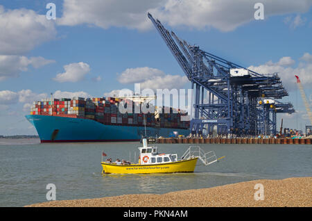 Die Harwich Hafen Fuß Fähre ab Felixstowe während ein großes Containerschiff der Eugen Maersk Docks im Hintergrund. Stockfoto