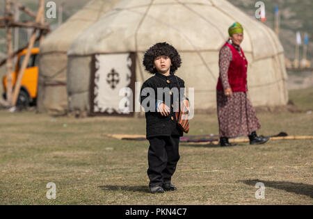 See Issyk-Kul, Kurgyzstan, 6. September 2018: Lokaler Junge in der Kirgisischen Outfit während der Welt Nomad Spiele 2018 Stockfoto