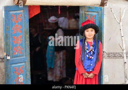 See Issyk-Kul, Kurgyzstan, 6. September 2018: lokale Dame in voller Kirgisischen Outfit Stockfoto