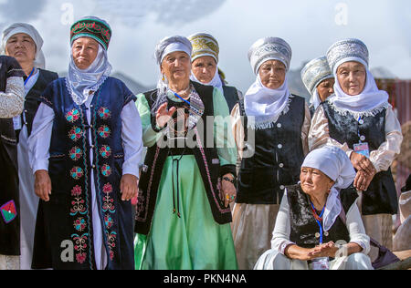 Kyrchyn, Kirgistan, 6. September 2018: kirgisische Frauen während der Welt Nomad Spiele 2018, in der traditionellen Kleidung Stockfoto