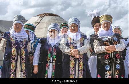 Kyrchyn, Kirgistan, 6. September 2018: kirgisische Frauen während der Welt Nomad Spiele 2018, in der traditionellen Kleidung Stockfoto