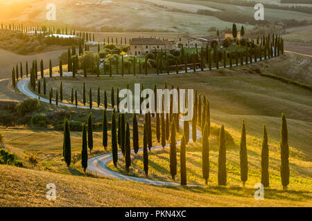 Sonnenuntergang am berühmten Agriturismo Baccoleno, in der Nähe von Asciano in der Toskana Italien EU Stockfoto