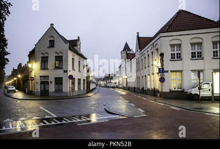 Gent, Belgien - 05 September, 2018: Die alten Backsteinhaus mit Reliefs an der Wand und kleinen Laden mit rote Tür mit Kunden am 05. September 2018. Stockfoto