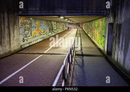 Tunnel mit Graffiti in Brügge, Detail der Malerei und Dekoration Stockfoto