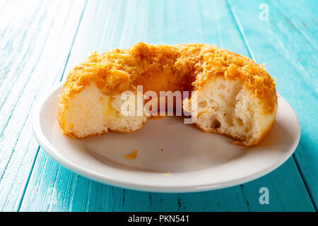 Seite View Studio Schießen von donut mit geschredderten Schweinefleisch auf der Oberseite mit einigen Stichen Stockfoto