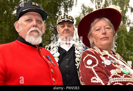 Porträt einer Chelsea Rentner (Mitte) mit Pearly King & Queen of Lambeth, Bordon, Hampshire, UK. 11.08.2018. Stockfoto