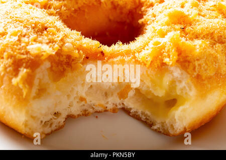 Seite View Studio Schießen von donut mit geschredderten Schweinefleisch auf der Oberseite mit einigen Stichen schließen nach oben Stockfoto