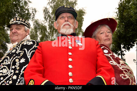 Porträt einer Chelsea Rentner (Mitte) mit Pearly King & Queen of Lambeth, Bordon, Hampshire, UK. 11.08.2018. Stockfoto