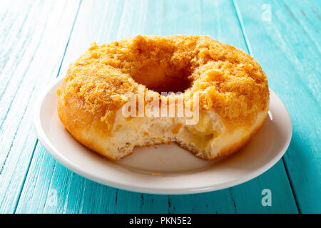 Seite View Studio Schießen von donut mit geschredderten Schweinefleisch auf der Oberseite mit Biss Stockfoto