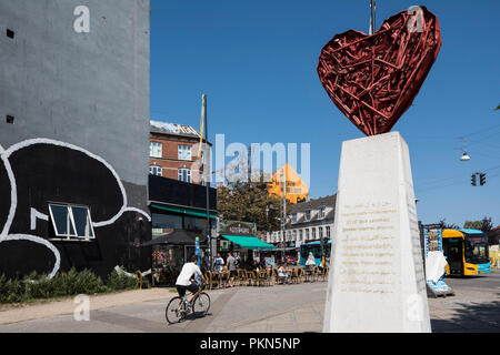 Kopenhagen. Dänemark. Stadtteil Nørrebro, nørrebrogade/Aksel Larsens Plads, mit Skulptur mit dem Titel Abschied von den Waffen/Nørrebro des Herzens, 2010, durch ein Stockfoto