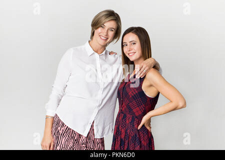 Zwei Freundinnen Spaß an Studio Hintergrund Stockfoto