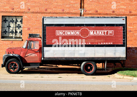 Alte Lkw für ungewöhnliche Markt store in Dallas, Texas Stockfoto