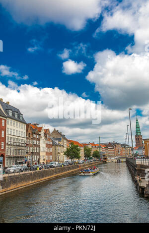 Kopenhagen, Dänemark - 13. Juni, 2018: Blick auf den Kanal in Kopenhagen, Dänemark. Kopenhagen ist die Hauptstadt und die bevölkerungsreichste Stadt von Dänemark. Stockfoto