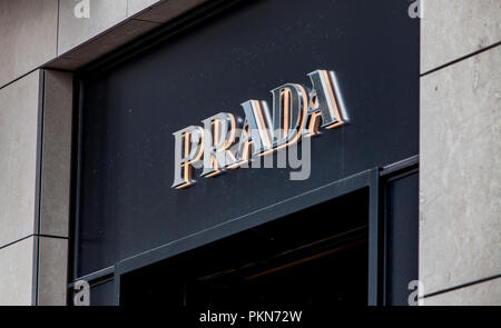 Kopenhagen, Dänemark - 13. JUNI 2018: Prada shop in Kopenhagen, Dänemark. Prada ist ein Italienischer Luxus fashion Haus in Mailand von Mario Prada gegründet am 19. Stockfoto