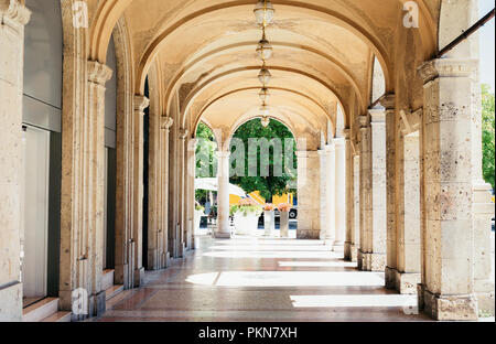 Torbogen der historischen Gebäude in der unteren Stadt Bergamo in der Lombardei in Italien Stockfoto