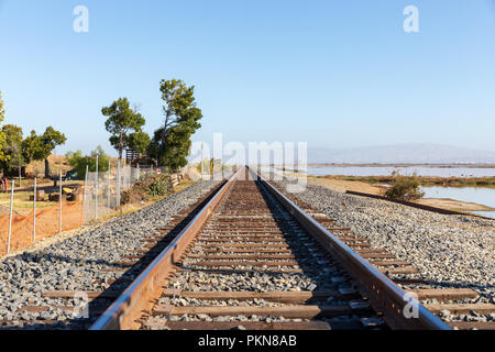 Amtrak railroad in Richtung Baylands; Alviso, San José, Kalifornien, USA Stockfoto