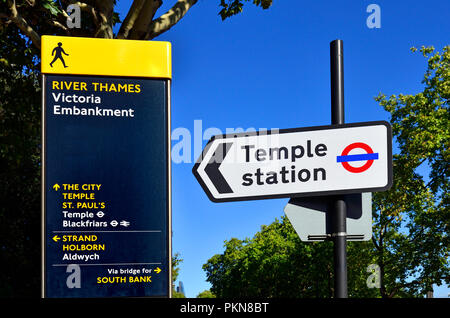 Touristische Informationen Zeichen von Temple Station, Victoria Embankment, London, England, UK. Stockfoto