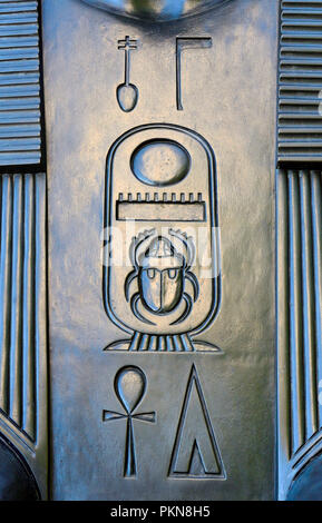 "Der gute Gott, Thuthmose III, ist Leben" - Hieroglyphen auf eine der sphynxes auf der Basis von Cleopatra's Needle, Victoria Embankment, London, Engl Stockfoto