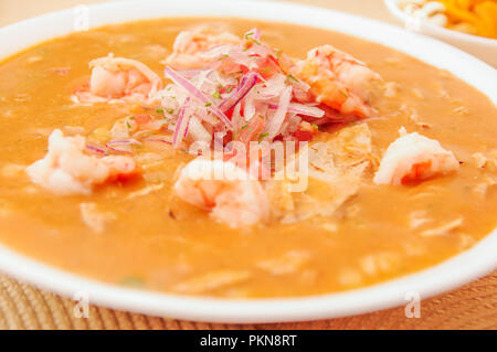 Nahaufnahme der selektiven Fokus der ecuadorianischen Essen: Garnelen cebiche mit einigen chifles Hintergrund verschwommen Stockfoto