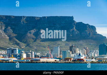 Kapstadt mit Tafelberg hinter Ihnen in Südafrika Stockfoto